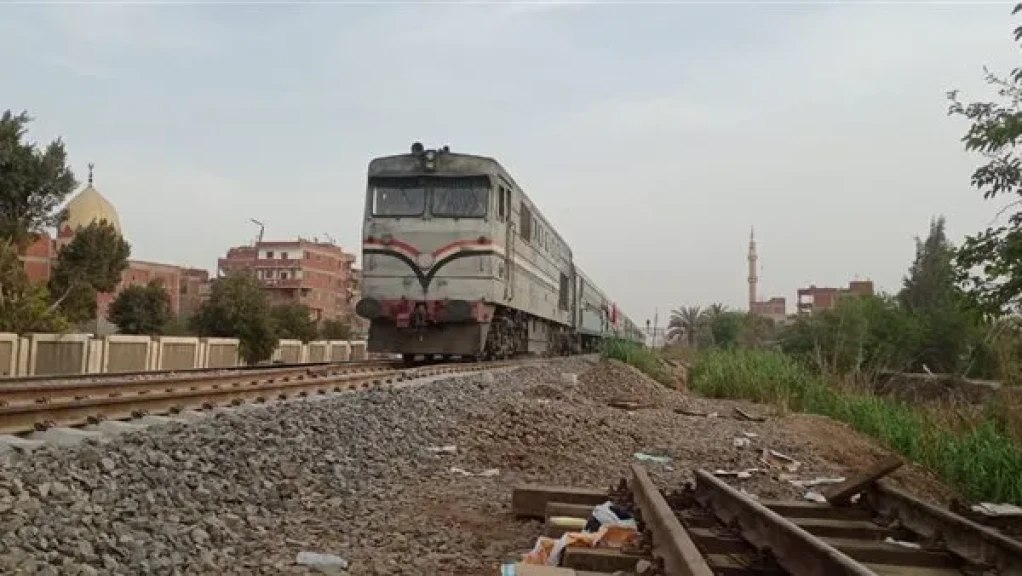 شاب يتخلص من حياته بإلقاء نفسه أسفل قطار بقنا