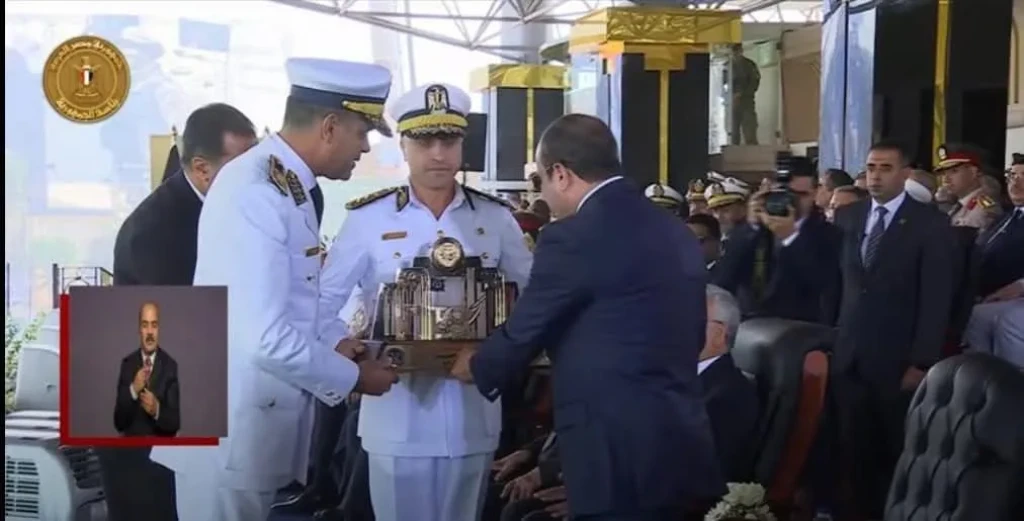 رئيس أكاديمية الشرطة يهدي الرئيس عبد الفتاح السيسي مجسما تذكاريا احتفالا باليوبيل الذهبي لإنشاء الأكاديمية