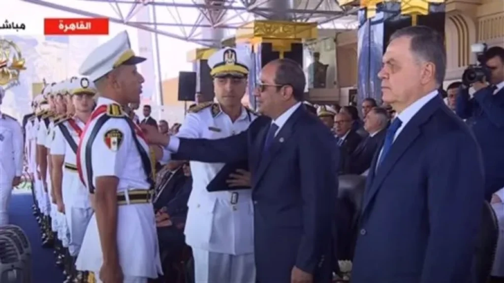 الرئيس السيسي يمنح أوائل الطلبة الخريجين من كلية الشرطة وكلية الدراسات العليا ومركز بحوث الشرطة نوط الامتياز من الطبقة الثانية