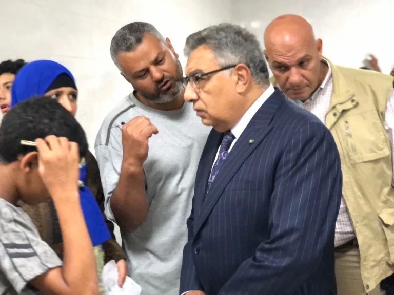 محافظ الدقهلية : - يثني على الجهود المبذولة بمستشفى الصدر والتزام الأطقم الطبية والتمريضية والعاملين فيها يوجه بتنظيم دخول المواطنين للمعامل المركزية خلال زيارته للمستشفى