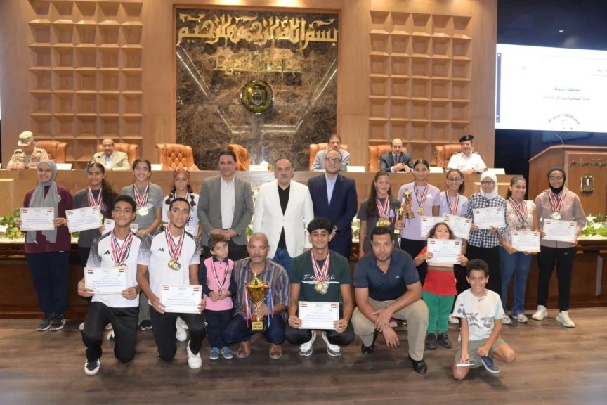 بالصور .. محافظ أسيوط يكرم أبطال السباحة بعد فوزهم بالمركز الأول في بطولة الصعيد لمراكز الشباب