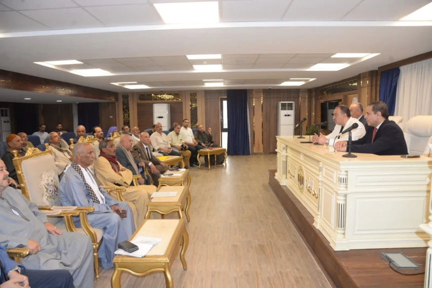 محافظ أسيوط يلتقي المزارعين والشركة المصرية للتنمية الزراعية لبحث تطوير القطاع الزراعي وإقامة معرض للمعدات والآلات الحديثة بأسعار تنافسية