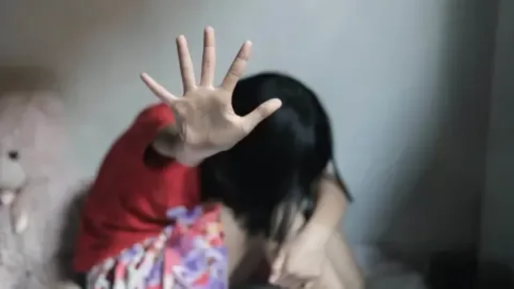 رجل أربعيني يخدع صغيرة ويعتدي عليها بالشرقية