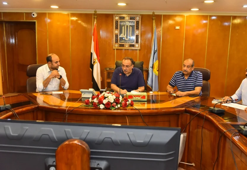 محافظ أسيوط يعقد اجتماعا مع رؤساء المراكز ويؤكد لا تهاون في ملف التقنين وترقيم الأكشاك بـ ”كيو آر كود” وسحب التراخيص من المخالفين*