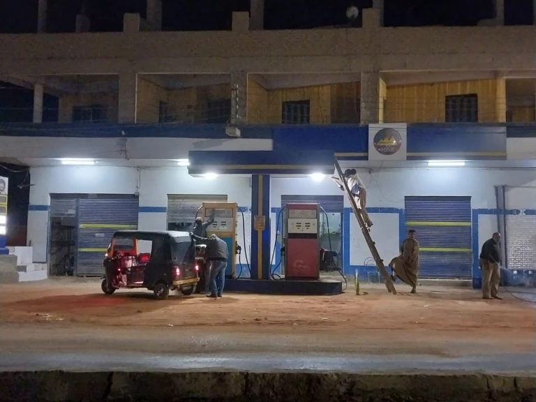 محافظ أسيوط: ضبط 3 محطات وقود بديروط لتجميع أكثر من 53 طن سولار وبنزين وبيعها بالسوق السوداء