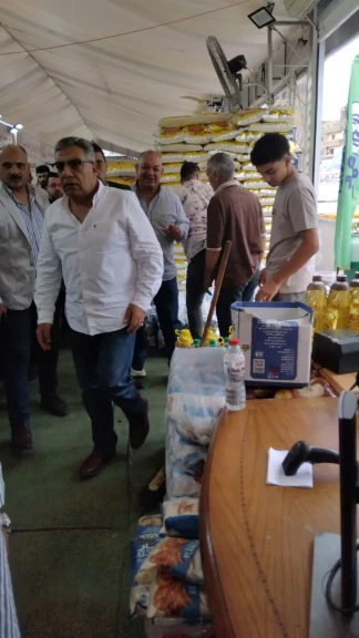 محافظ الدقهلية يتفقد المعرض الدائم للسلع الغذائية بشارع قناة السويس بالمنصورة