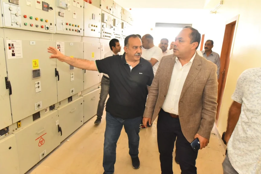 محافظ أسيوط ورئيس هيئة تنمية الصعيد يتفقدان مشروعات الصناعات الغذائية والسوق الحضري بالكوم الأحمر ويتابعان أعمال طريق البداري – البحر الأحمر