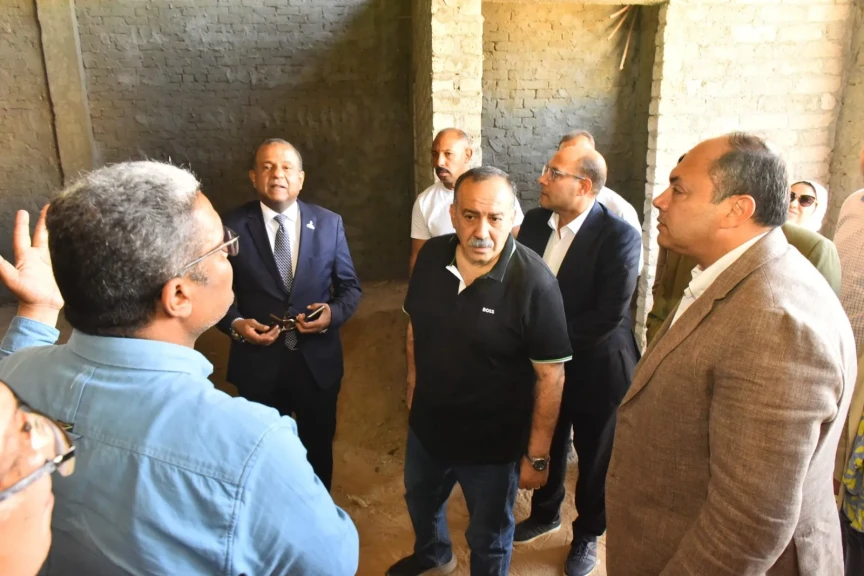 محافظ أسيوط ورئيس هيئة تنمية الصعيد يتابعان التشطيبات النهائية لمجمع الصناعات الصغيرة ببني غالب ويؤكدان دعم المشروعات الشبابية والانتاجية