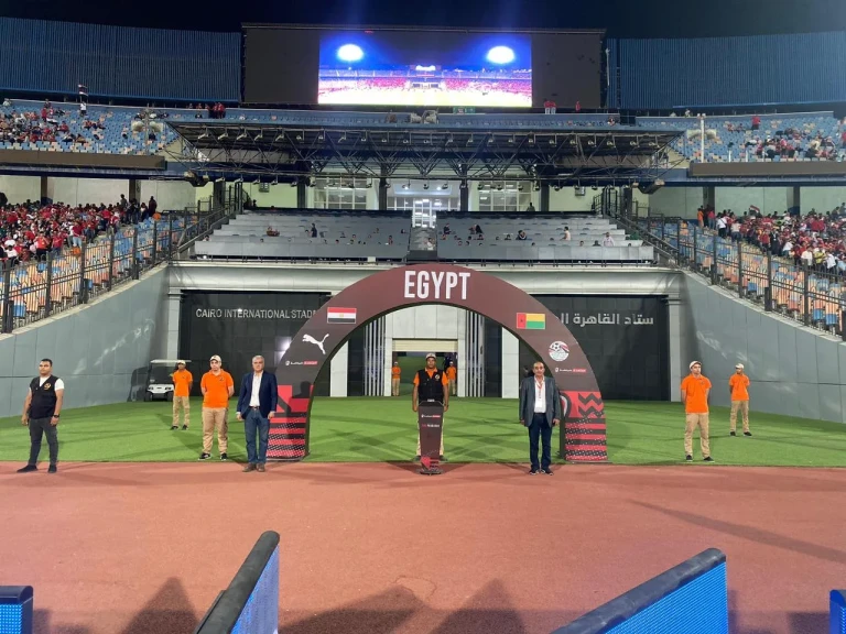 شاهد بالصور .. أجواء احتفالية وإستعدادات أمنية مشددة بأستاد القاهرة قبل مواجهة مصر وغينيا بيساو