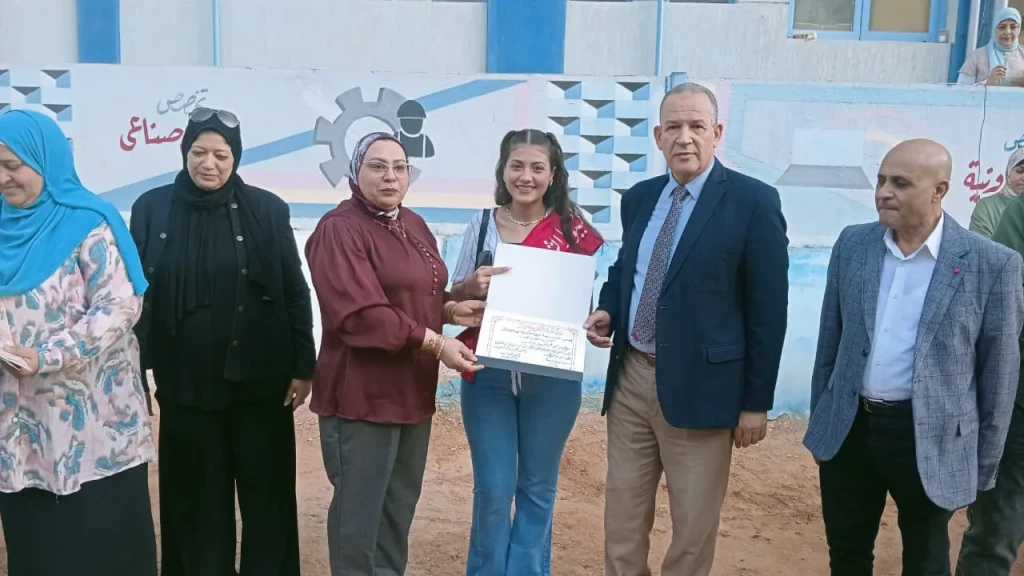 وكيل وزارة التعليم بأسيوط يزور مدرسة الثانوية الصناعية بنات ويكرم الخريجات الاوائل خلال طابور الصباح