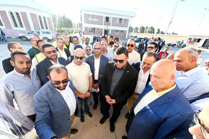 في ختام جولتهما بعدد من المشروعات بالمحافظة *وزير الإسكان ومحافظ أسيوط يتفقدان محطة تنقية مياه الشرب وأعمال الطرق والمحاور والممشى السياحي ومشروع ”سكن كل المصريين” بمدينة أسيوط الجديدة