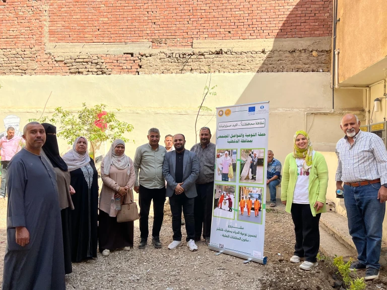 محافظ الدقهلية : في  إطار حملة التوعية والتواصل المجتمعي ”نظافة محافظتنا...أكيد مسؤوليتنا ”. متابعة خطة التوعية وزراعة مساحات خضراء ببعض المدارس والمعاهد الازهرية بقرية تيرة المارة بمصرف كتشنر