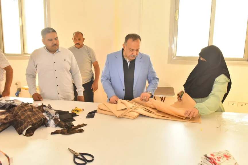 محافظ أسيوط يتابع إنتاج مشغل الخياطة بالمجمع الحرفي بالشامية ويؤكد نحول القرى إلى مراكز إنتاج حقيقية