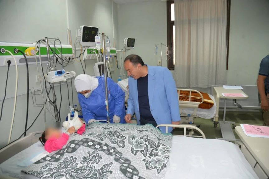 بالصور .. محافظ أسيوط يزور الأطفال المصابين في حادث سقوط تروسيكل بمنقباد ويطمئن على حالتهم الصحية