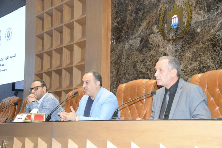 محافظ أسيوط يعقد لقاءًا موسعًا بمعلمي وموجهي الأنشطة المدرسية ويؤكد أهمية غرس القيم الإيجابية وتنمية المواهب لدى الطلاب
