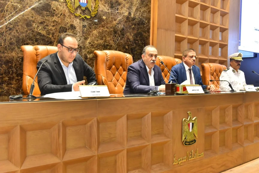محافظ أسيوط يترأس المجلس التنفيذي ويؤكد إجراءات صارمة ضد المركبات غير الآمنة وتوجيهات عاجلة لتأمين المصارف وتحسين الخدمات