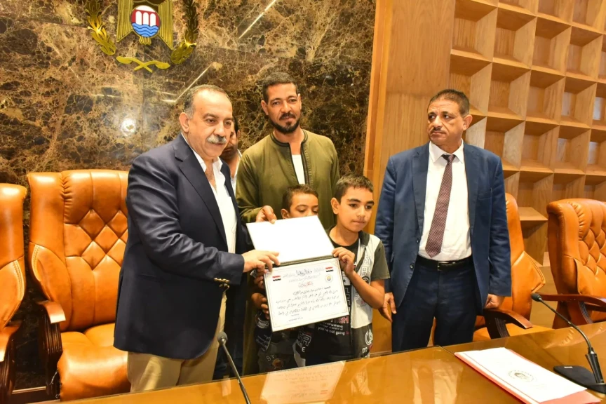 بالصور .. محافظ أسيوط يكرم مواطناً أنقذ أطفال ”تروسيكل منقباد” من الغرق.. نموذج مشرف يجسد معاني الشهامة والإنسانية