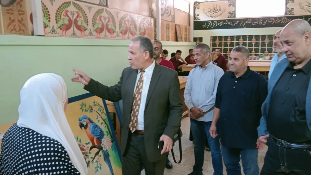 مدير تعليم أسيوط يتفقد مدرسة الامل الاعدادية / الثانوية بنين للصم وضعاف السمع ويتابع إنتاج الطلاب بورش الحرف اليدوية