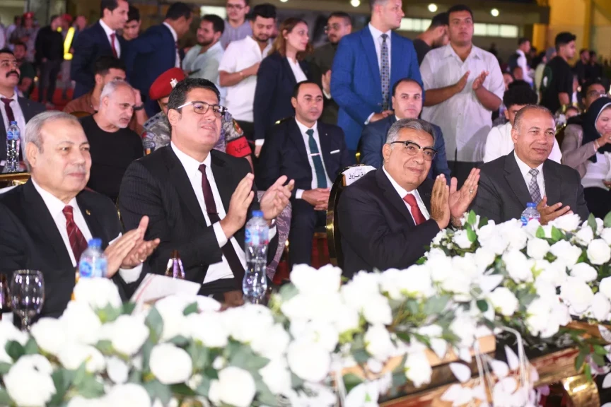 محافظ الدقهلية ورئيس جامعة المنصورة وقائد المنطقة الجوية الشرقيه ونائب المحافظ يشهدون احتفال عيد القوات الجوية الـ 52 باستاد الجامعة