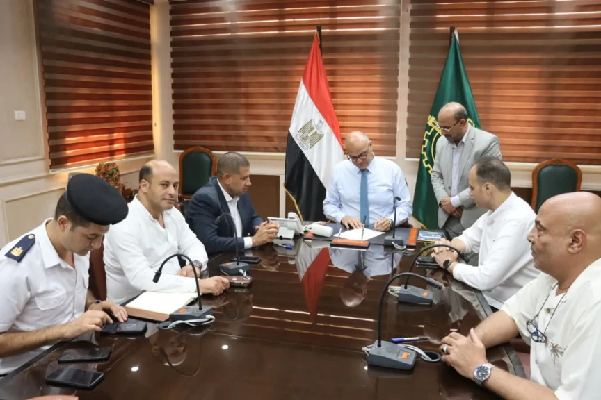 محافظ القليوبية يعقد اجتماعاً لتحديد تعريفة الركوب الجديدة عقب تحريك أسعار الوقود ويشدد على الرقابة الصارمة على المواقف ومحطات الوقود