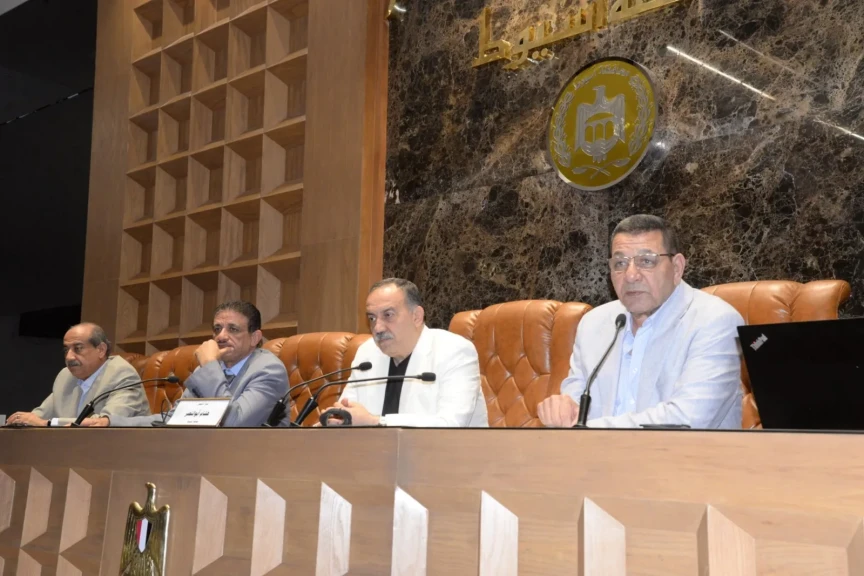 محافظ أسيوط يعقد اجتماعًا موسعًا مع مسئولي الشركات والمرافق لمتابعة تنفيذ مشروعات حياة كريمة