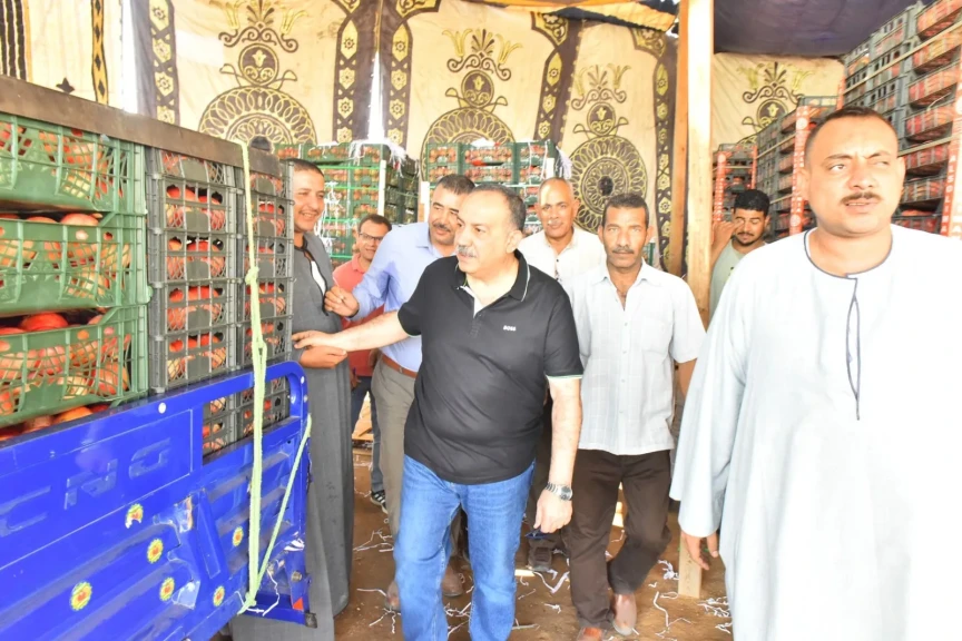 بالصور .. محافظ أسيوط يتابع منظومة تجهيز وتصدير ”الذهب الأحمر” بقرية بويط بساحل سليم