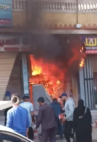 شاهد ..إخماد نيران حريق محل سوبر ماركت بمنطقة موقف الزراعة بالمحلة ..صور