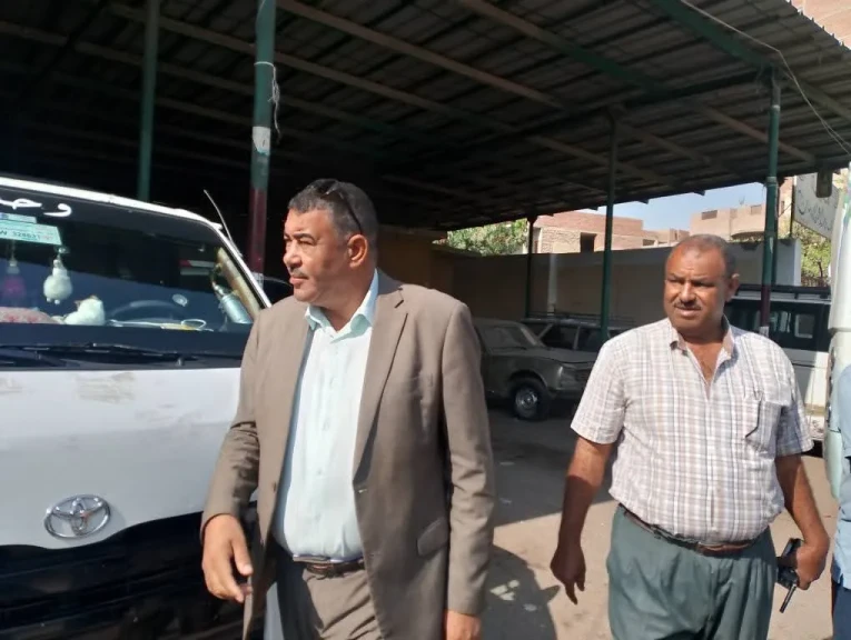 محافظ أسيوط: تكثيف الرقابة الميدانية لضمان الالتزام بالتعريفة الجديدة ومنع أي تجاوزات في المواقف ومحطات الوقود