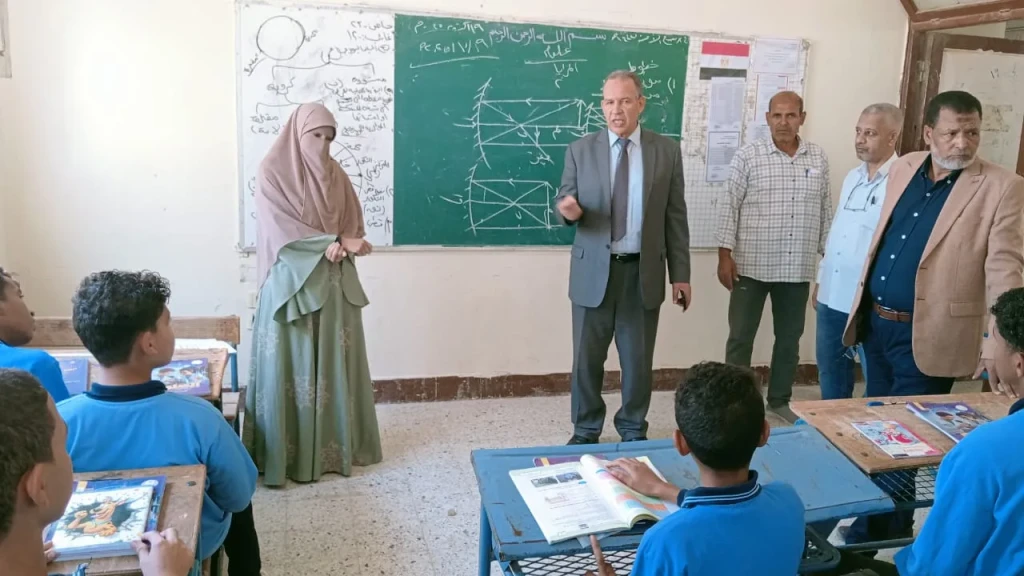 خلال جولة ميدانية مفاجئة مدير تعليم أسيوط يحيل مدير مدرسة الطليعة بالعتامنة والقيادة الثانية و بعض الموجهين والمتابعين للشؤون القانونية لتقصيرهم فى أداء عملهم