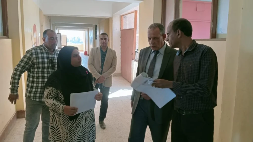 مدير تعليم أسيوط يتفقد مدرسة السلام للتعليم الاساسى بالحواتكة بالفترة المسائية ويعلن إنهاء الفترات المسائية بحلول العام الدراسي القادم