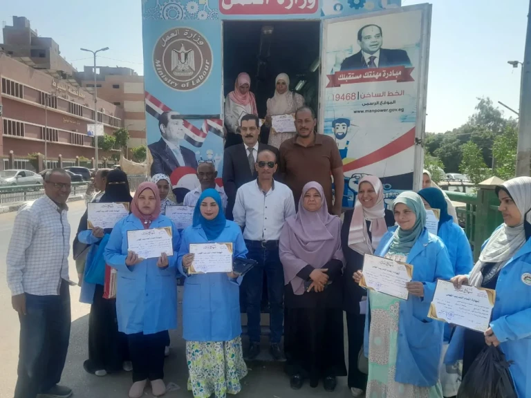 محافظ أسيوط: استمرار برامج التدريب المتنقلة للشباب والفتيات على المهن الحرفية والبيئية بالقرى والمراكز ضمن مبادرة ”مهنتك مستقبلك”