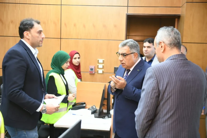 محافظ الدقهلية يتابع من داخل مركز الشبكة الوطنية للطوارئ جهود المتابعة الميدانية ويؤكد: سرعة الاستجابة للمواطنين والتعامل الفوري بشأن شكاوى المواصلات العامة الميكروباص والسرفيس والتاكسي