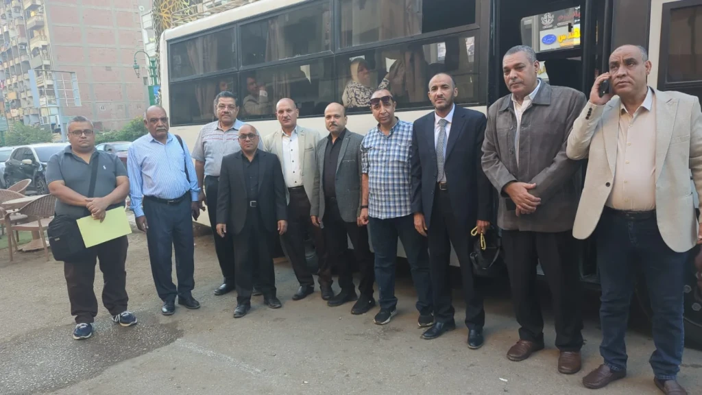 الاتوبيس الطائر بأسيوط يستهدف 15 مدرسة بالبدارى للوقوف على معدلات الانضباط والأداء المدرسى