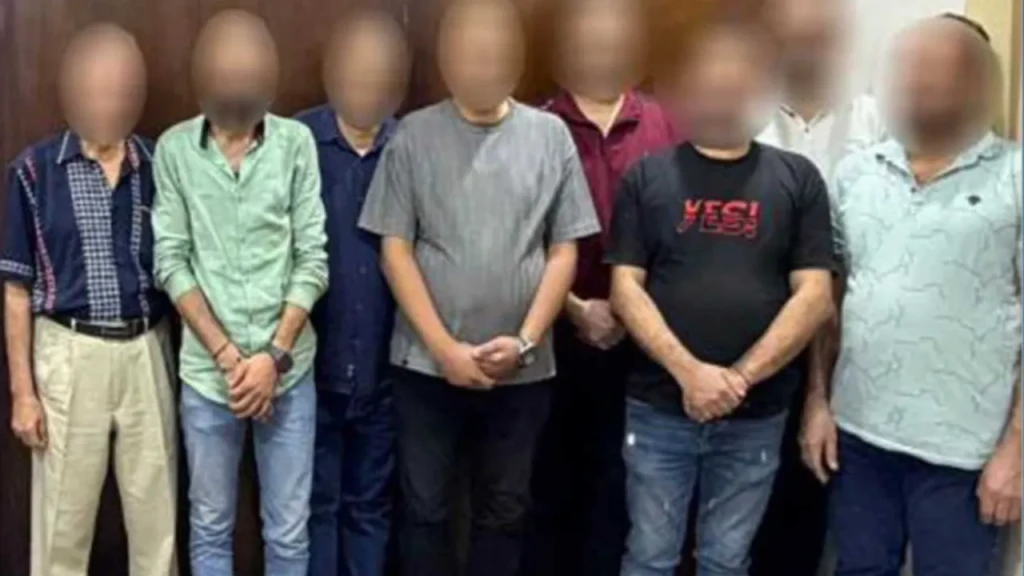 أجهزة وزارة الداخلية بالقاهرة تضبط 8 أشخاص أجبروا سيدة على توقيع عقد بيع لعقار مملوك لها .. أعرف التفاصيل