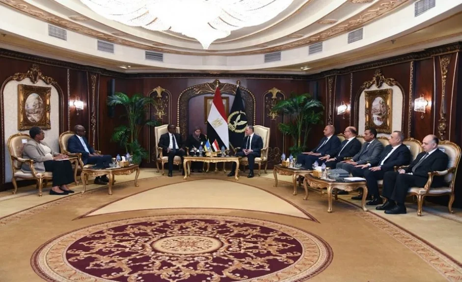 بالصورة .. تفاصيل لقاء وزير الداخلية مع نظيره بجمهورية رواندا
