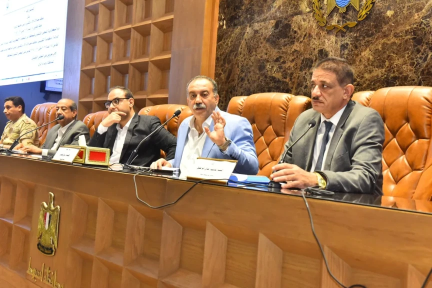 محافظ أسيوط في المجلس التنفيذي: جهود متواصلة لتطوير الخدمات وتحسين بيئة العمل.. ومبادرة جديدة لفرز المخلفات وتدويرها
