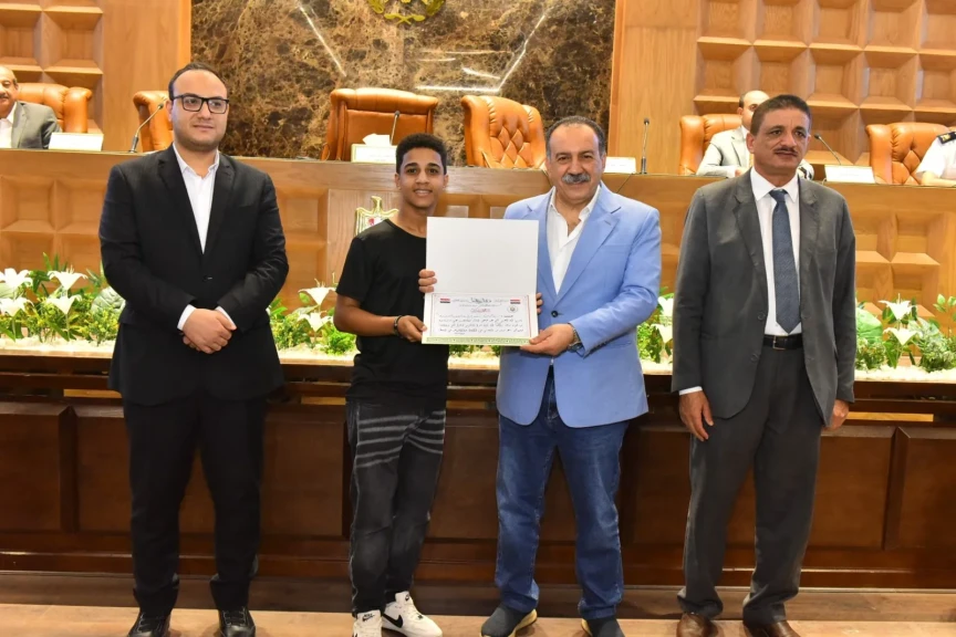 محافظ أسيوط يشيد بإنجازات أبناء المحافظة ويكرم المتميزين في مجالات الإبداع والتراث والابتكار