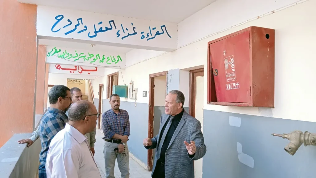 خلال تفقده لمدارس صدفا .. مدير تعليم أسيوط يحيل مديرى مدرستين للتحقيق لتقصيرهم فى العمل