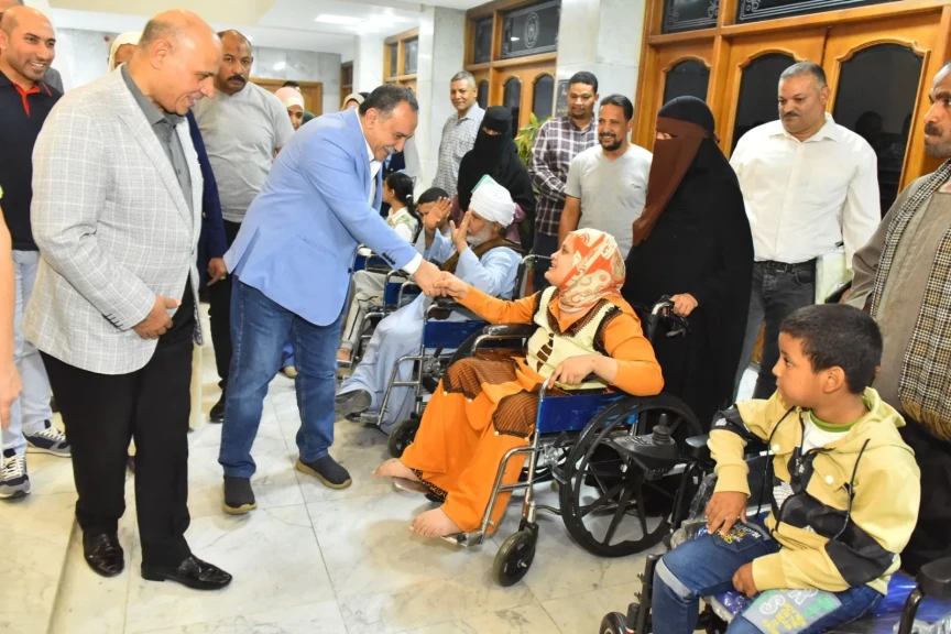 محافظ أسيوط يسلم كراسي كهربائية وماكينات خياطة لذوي الهمم والسيدات المعيلات ضمن مبادرات الحماية الاجتماعية