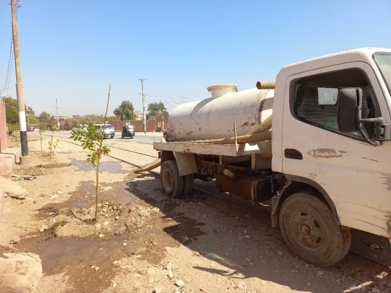 محافظ أسيوط : استمرار أعمال النظافة والتشجير ورفع المخلفات بطريق درنكة ضمن خطة تطوير الطرق المؤدية لمسار العائلة المقدسة