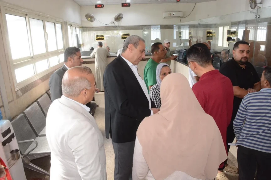 محافظ الغربية يستقبل شكاوي المواطنبن بنفسه علي شباك المركز التكنولوجي