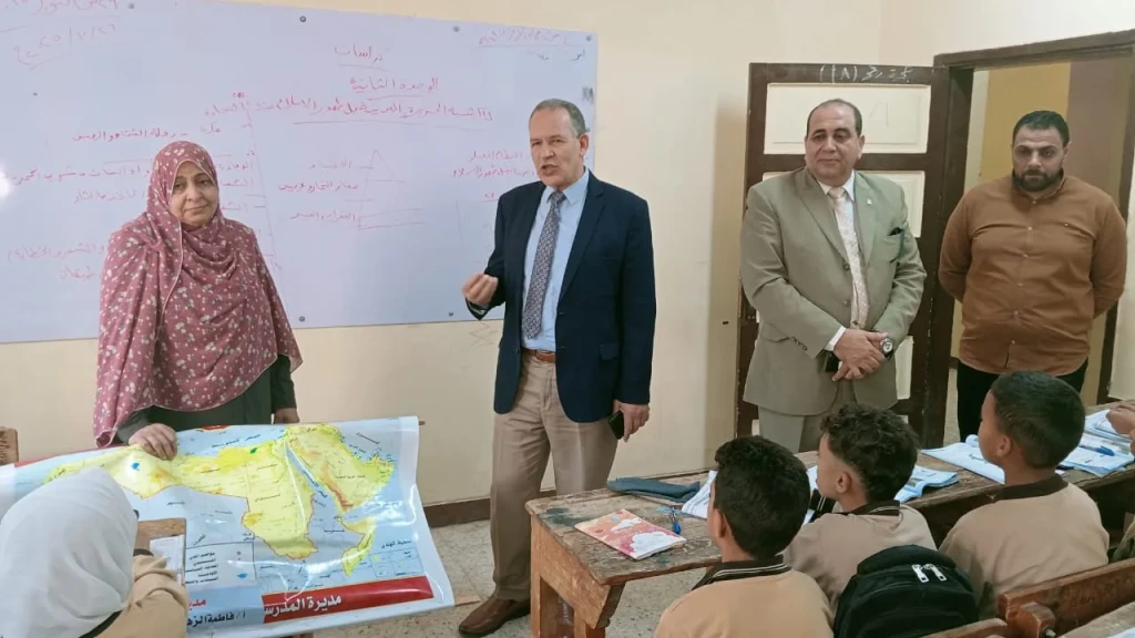 مدير تعليم أسيوط يشارك طلاب كوم ابوشيل الطابور المدرسى وتحية العلم ويشيد بمستوى الطلاب والانضباط المدرسى