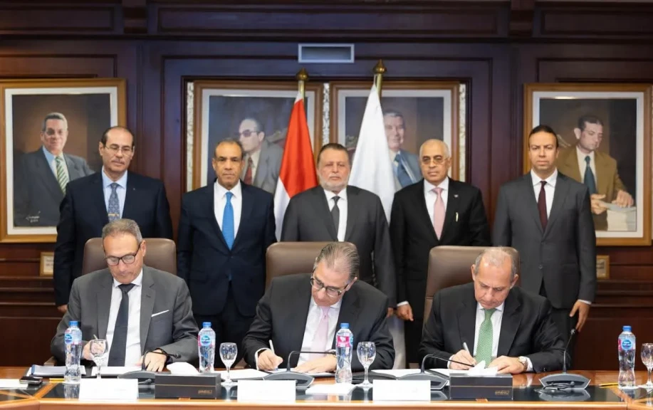 محافظ البنك المركزي المصري ووزير الخارجية والهجرة وشئون المصريين بالخارج يشهدان إطلاق مبادرة ” افتح حسابك في مصر” لتسهيل إجراءات فتح الحسابات البنكية للعاملين بالخارج
