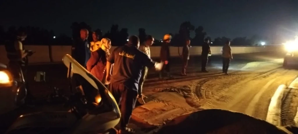 انقلاب سيارة نقل محمّلة بزيوت يتسبب في شلل مروري بطريق ”طنطا – السنطة”