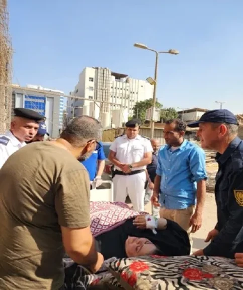 بالصور .. إستجابة عاجلة من وزارة الداخلية لنقل سيدة مريضة للمستشفى لتلقي العلاج اللازم