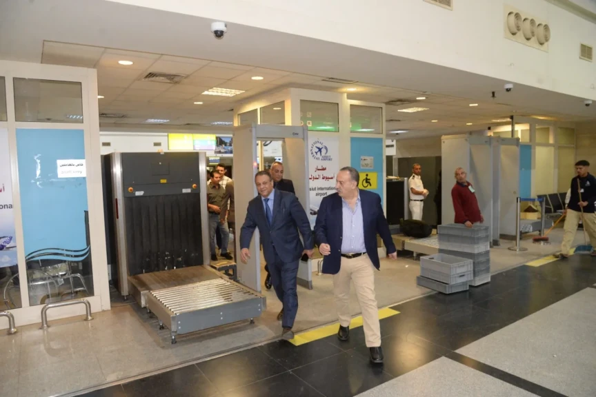 بالصور والفيديو .. محافظ أسيوط يتابع مغادرة الرحلة الجوية المنتظمة إلى القاهرة ضمن جهود تعزيز الربط الجوي ودفع التنمية في الصعيد