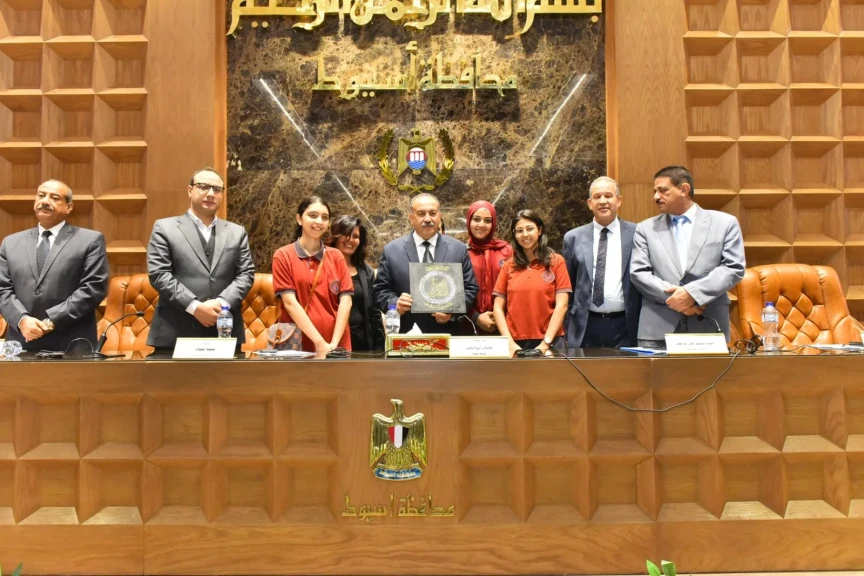 محافظ اسيوط في التكريم