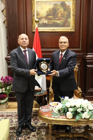 بالصور .. محافظ القاهرة يقدم التهنئة للمستشار عصام فريد بمناسبة إنتخابه رئيسًا لمجلس الشيوخ