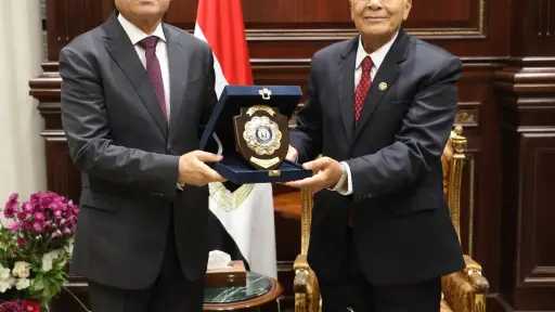 بالصور .. محافظ القاهرة يقدم...