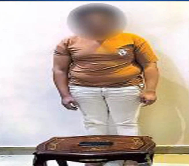 بالصورة مباحث الآداب تضبط شخص يروج لنفسه لممارسة الرذيلة مقابل حصوله على المال